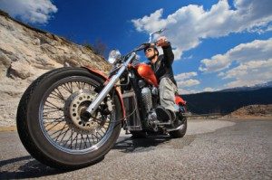 Motorcyclist on a ride. Fatalidades y lesiones personales por choques de motocicletas siguen aumentando.